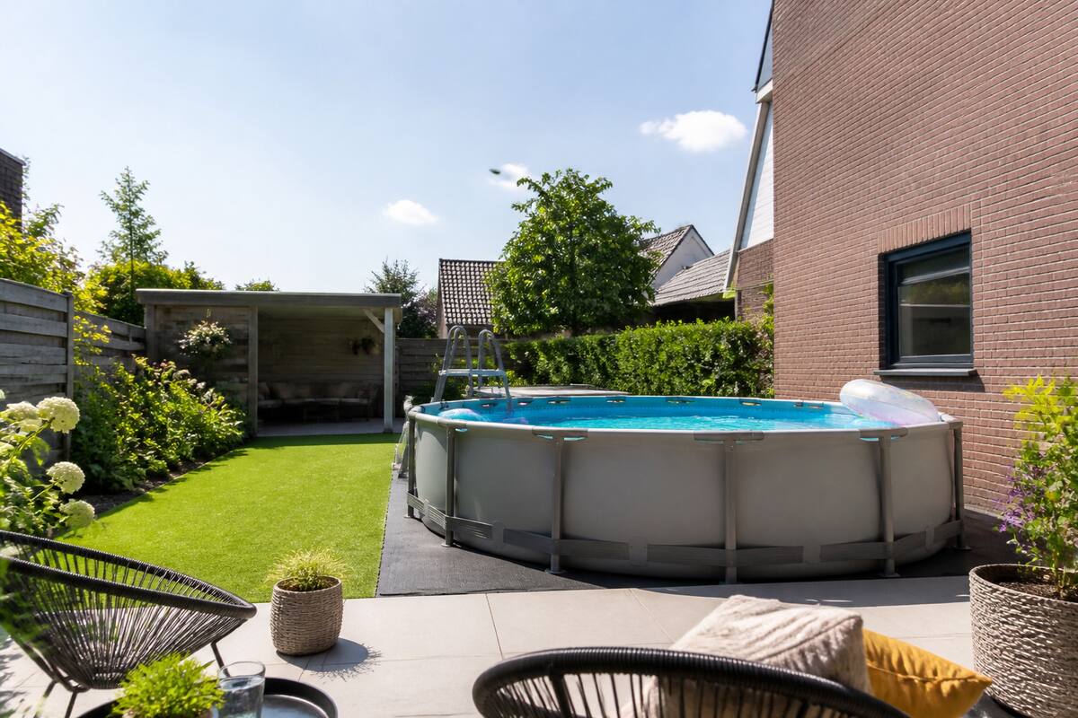 Bovengronds zwembad in een verzorgde tuin op een zonnige dag