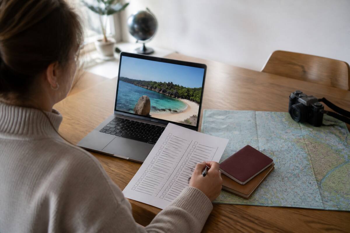 Checklist om vakanties te vergelijken met laptop en papieren notities