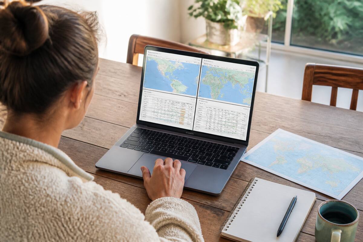 Iemand vergelijkt reisopties met een checklist en prijzen op een laptop